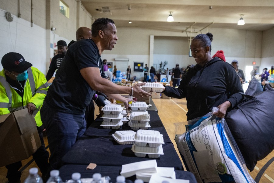 Photos: Angelenos pull together to support wildfire victims, first responders 40 GettyImages 2193456768 MTjZzS