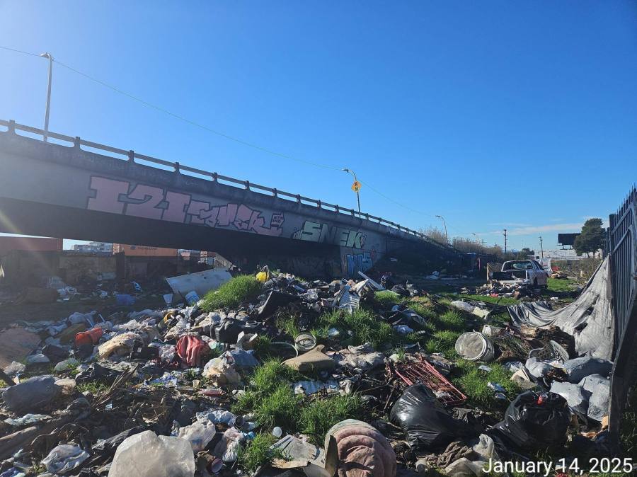 Oakland clears large E. 12th Street encampment after homicide 3 GiAPj9bW0AAgA5U wh0E1C