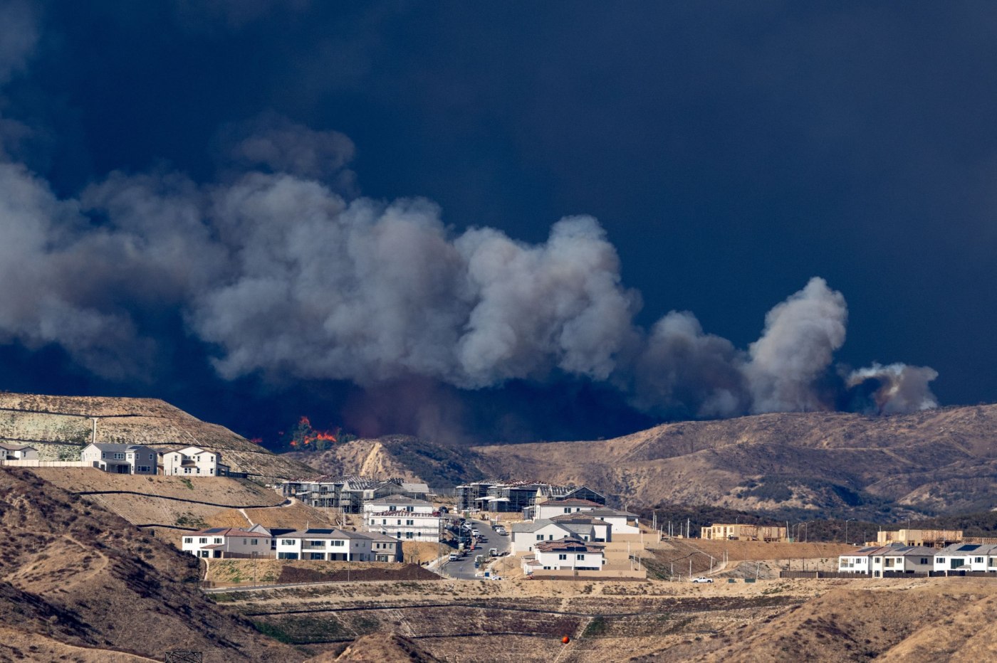 Red flag warning extended to Friday morning as Hughes fire grows near Castaic 1 LDN L HUGHESFIRE 0123 DC 4 sZjdSK