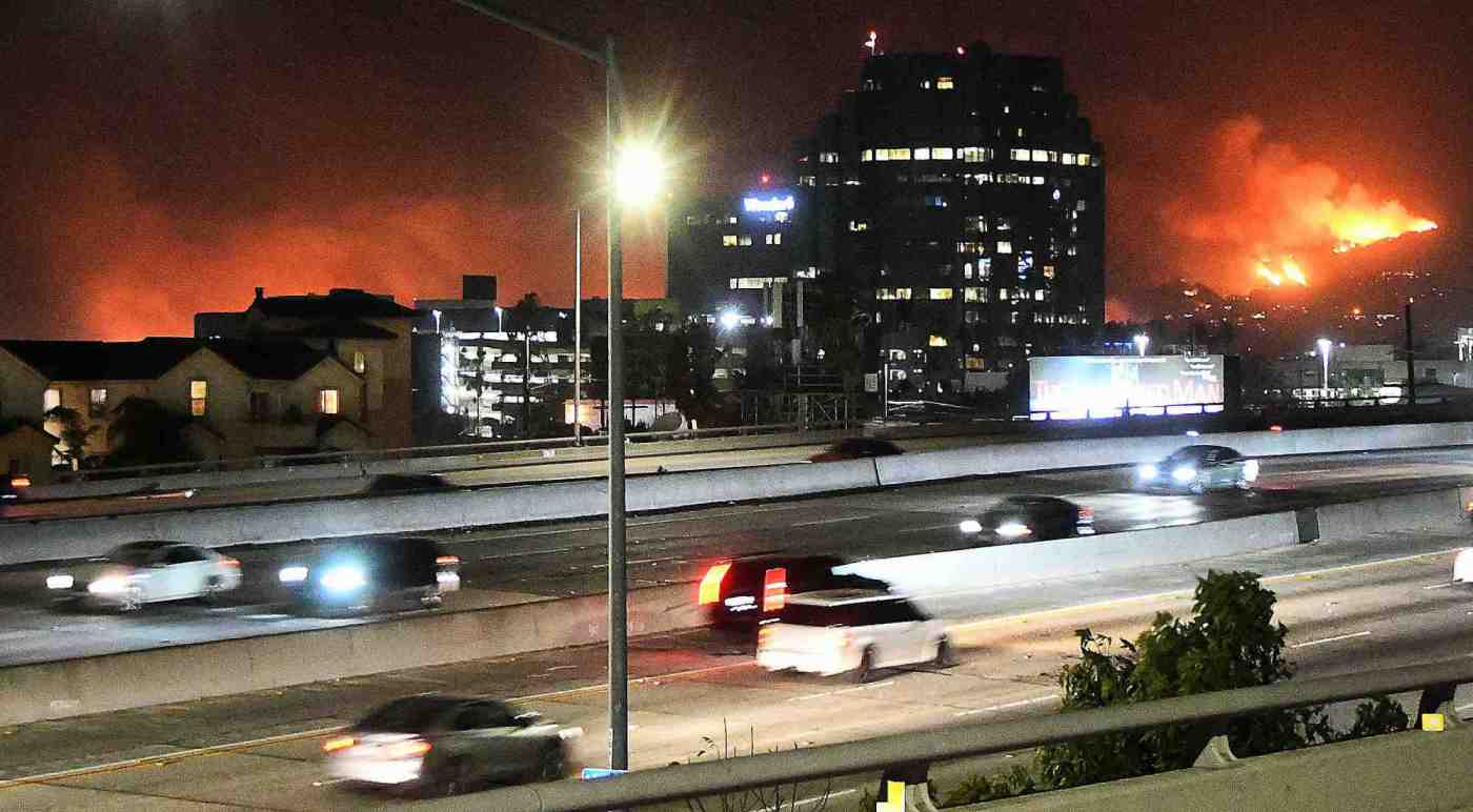 Major freeway and road closures due to fires throughout LA County 1 LDN L WIND 0107 19 0UcyWD