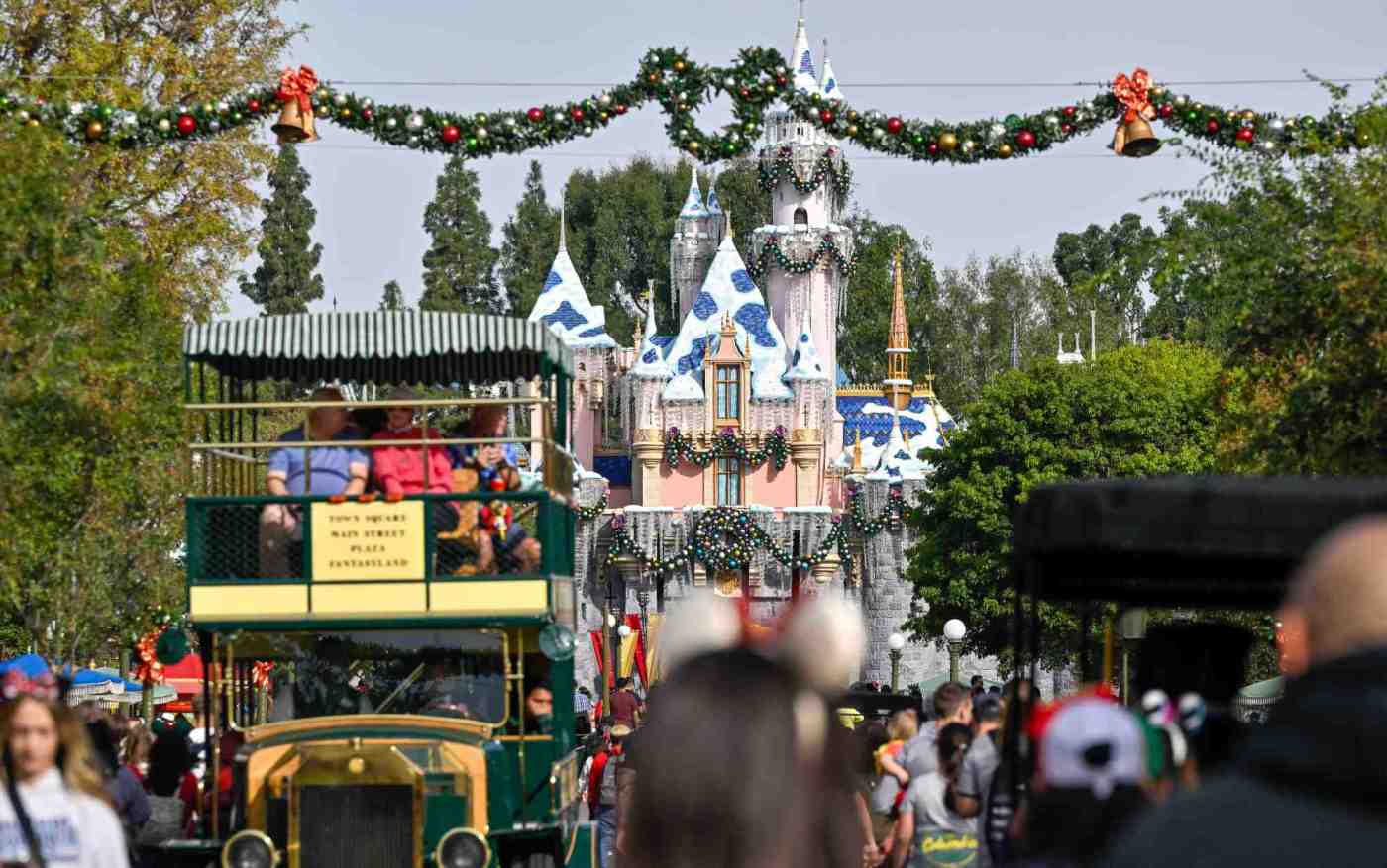 Disneyland sold out on last day of holiday season 1 LDN L XMAS 1222 01 i1wr51