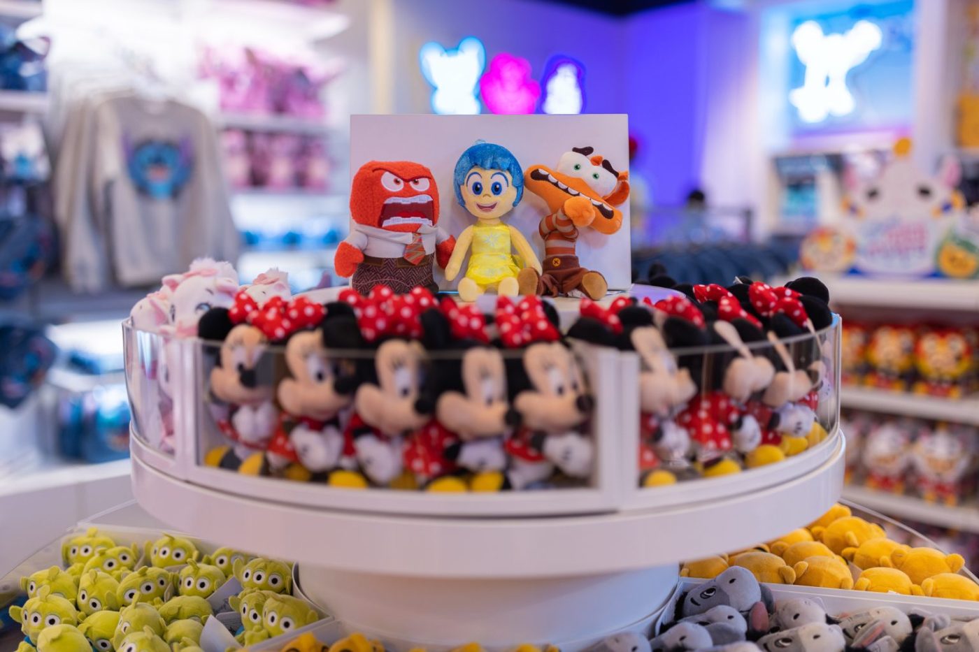 OCR L DOWNTOWN DISNEY STORYLAND BOUTIQUE 0123 02 qvVEqs