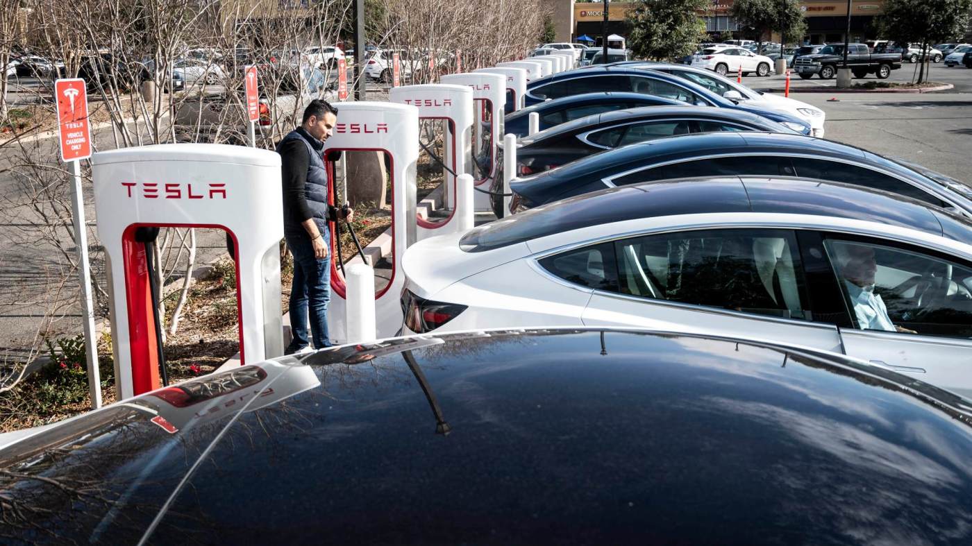 Trump order weighs eliminating EV-favoring policies and subsidies 1 OCR L EVBATTERY 0129 02 PB fkc0hO