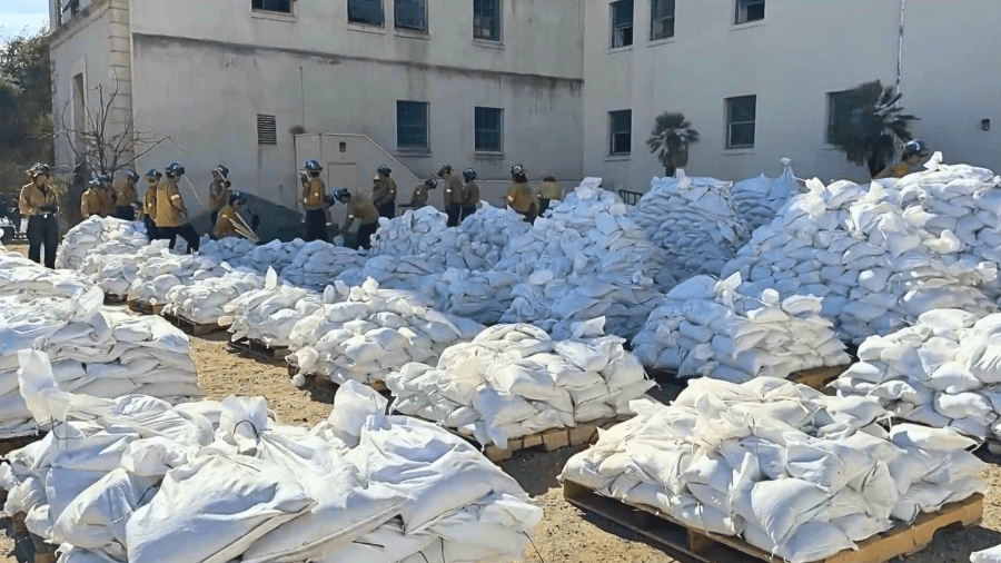 Southern California burn areas brace for approaching storm, mudslide threat 2 Pasadena sandbags I5lFFm
