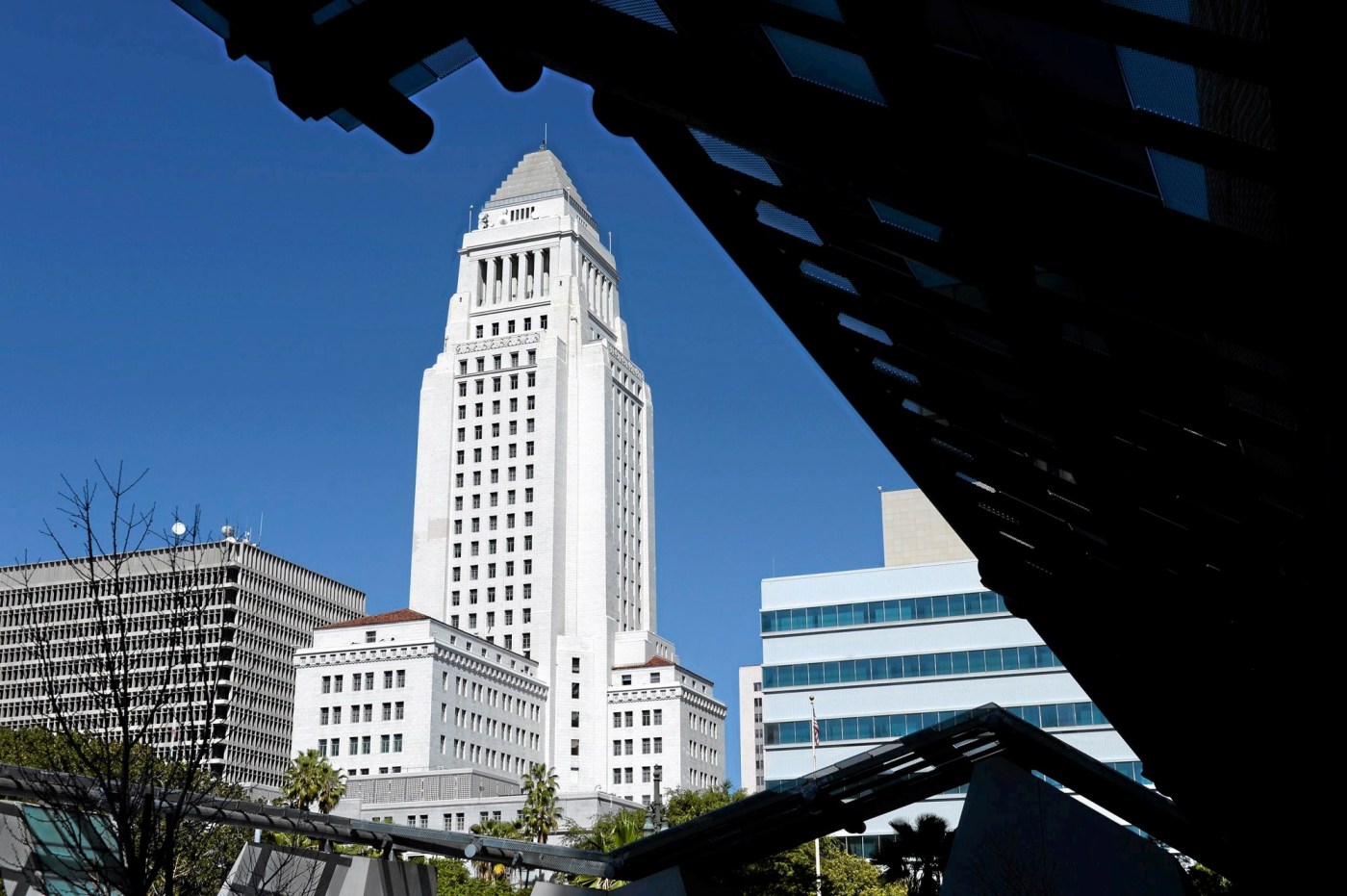 City Hall kabuki while L.A. burns 1 0515 nws ldn l a2photo city 3U0fpg