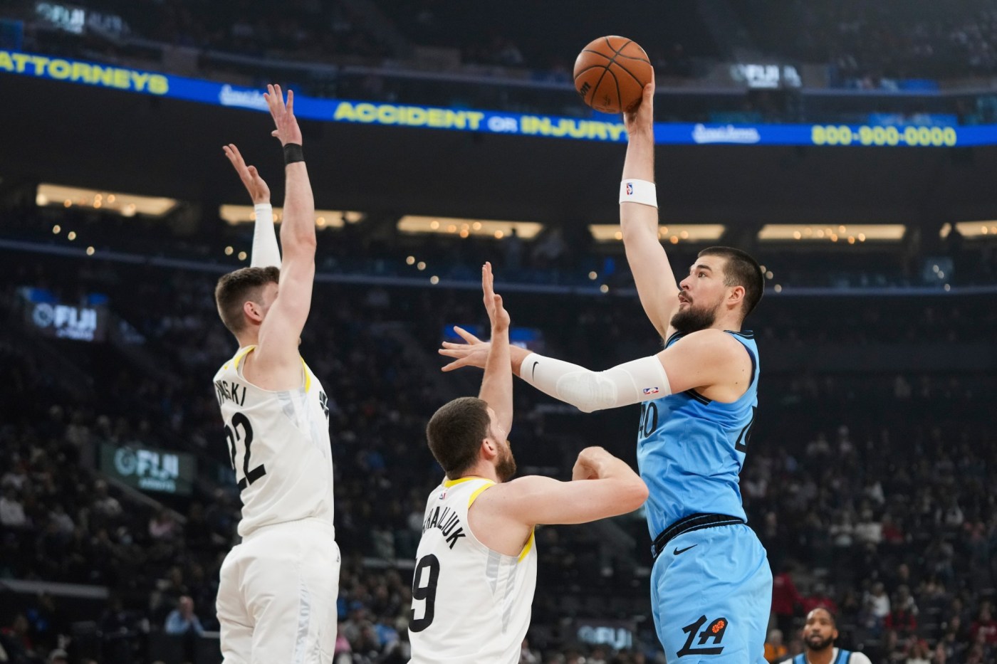 Clippers dominate Jazz, snap 3-game skid 1 AP25040165813777 yWeHj7