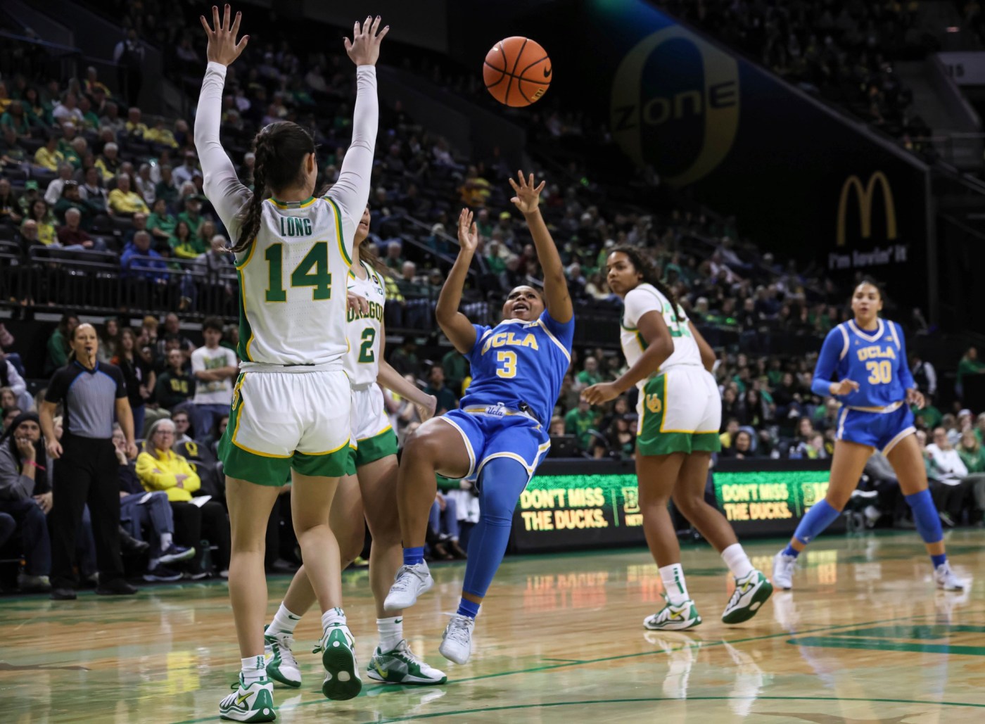 No. 1 UCLA women hand Oregon 3rd straight loss, defense shines 1 AP25040789785480 9sz4sT