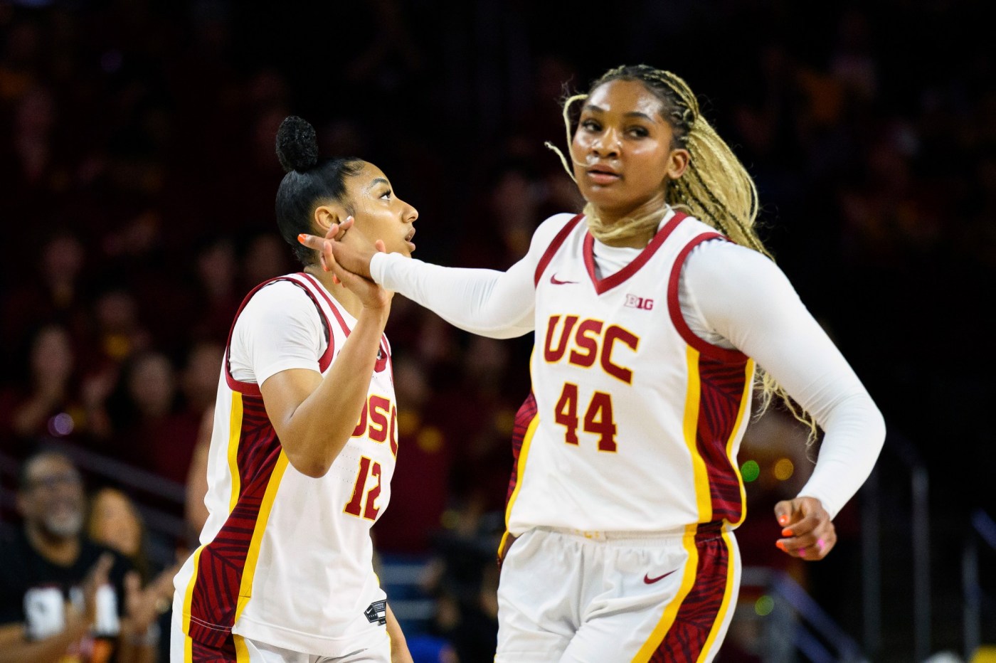 No. 4 USC women celebrate Senior Day with win over No. 25 Illinois 1 AP25054791307418 WlyolT