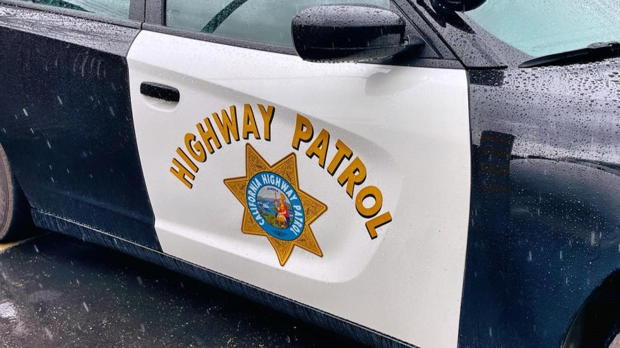 2 struck, 1 killed on 101 Freeway in Los Angeles 1 CHP vehicle in rain IzpK0j