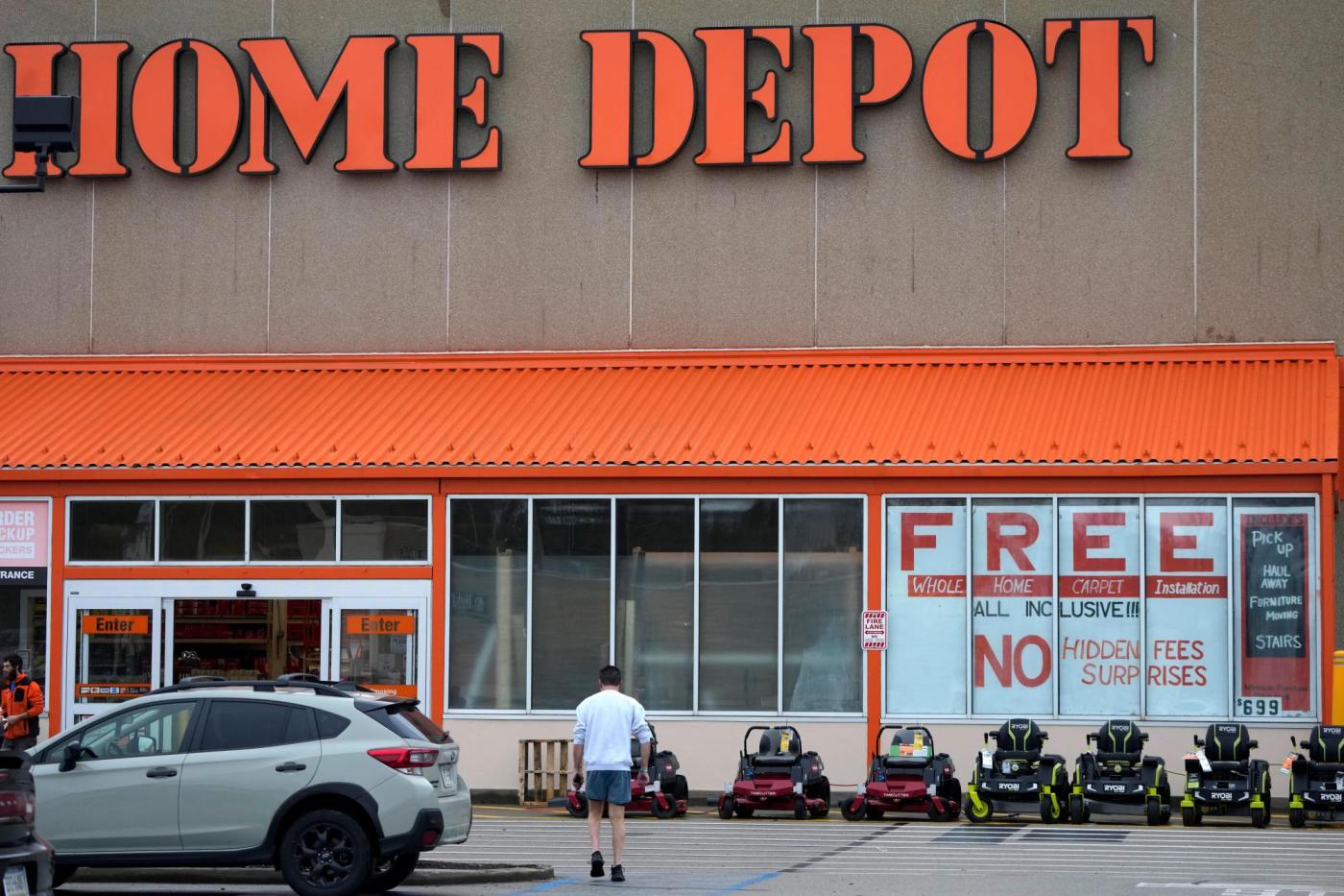 Home Depot breaks two-year sales slump 1 Earns Home Depot 29882 LP1We9