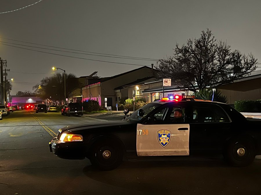 Officer shot overnight in Oakland, according to sources 1 GkjmS8hasAEdGDP 3XEitC