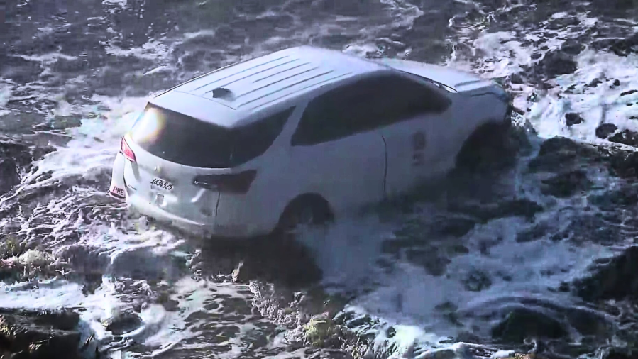 Firefighter likely used knife to escape SUV that plunged into Pacific Ocean 2 SUV into ocean OwepR5