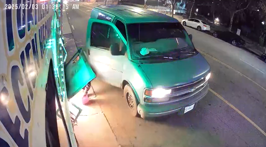 Arsonist steps out of van, lights taco truck on fire in downtown Los Angeles 5 Screenshot 2025 02 03 071056 nmUWJ9