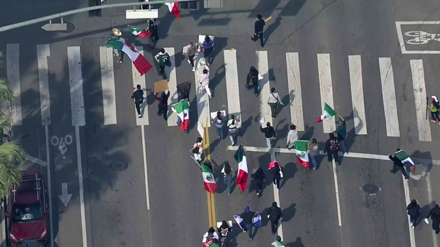 downtown protest fjQrYc