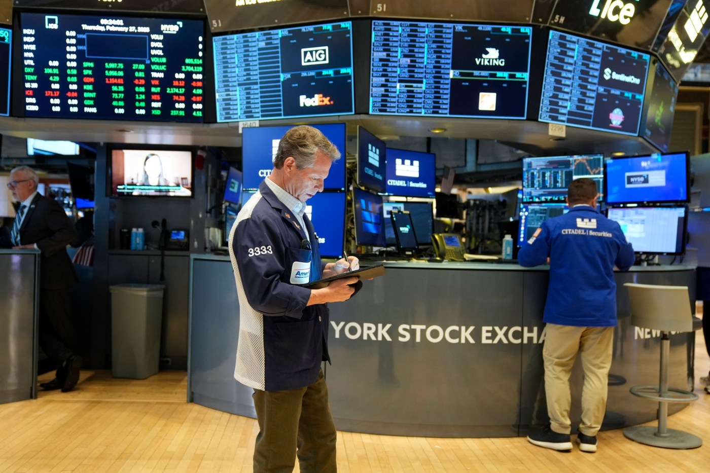 Dow drops nearly 650 as worries build about the economy following Trump’s latest tariff announcement 1 AP25058559325402 Q6tagj