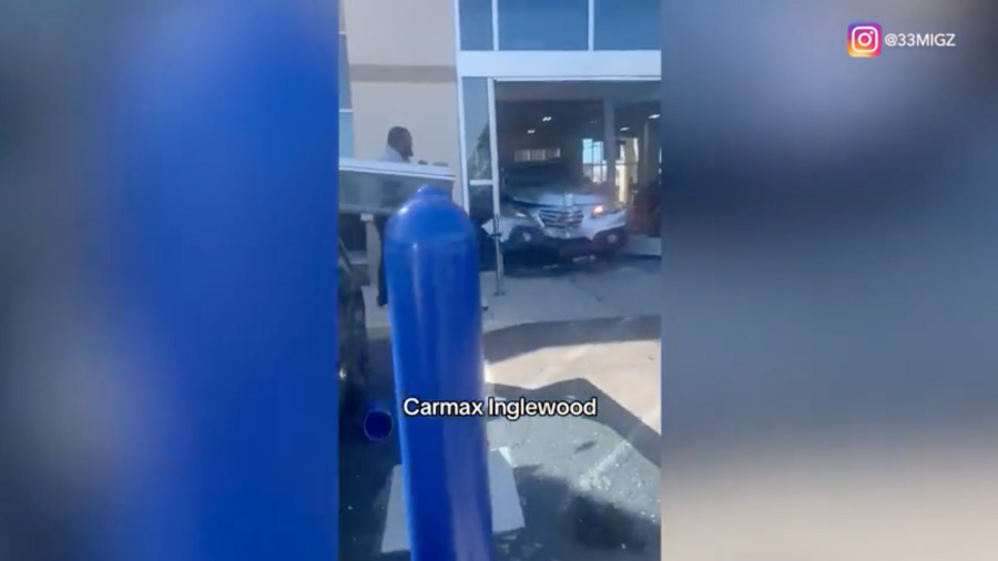 Witness: Customer who drove through CarMax 'didn't like approval' 2 CarMax crash 24IsK5