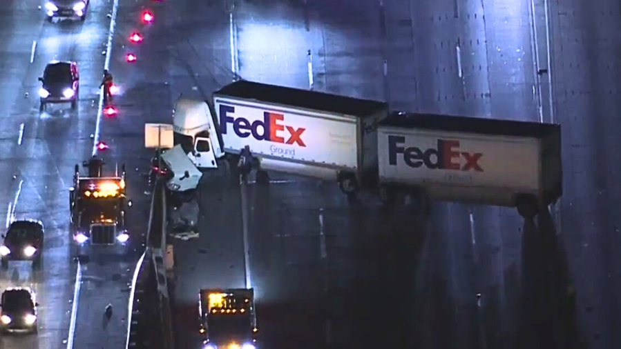Crash involving FedEx truck closes WB 10 Freeway in Pomona 3 FedEx truck crash