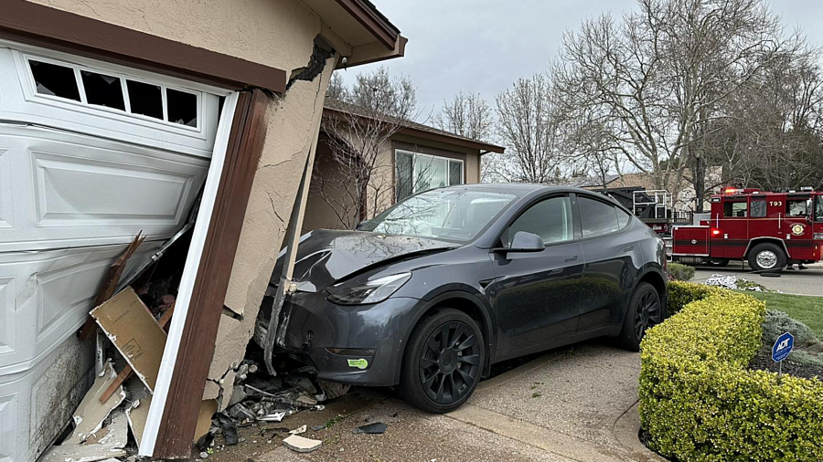 Tesla driver crashes into Pleasanton home Sunday 3 Untitled 70 ZSjpAk