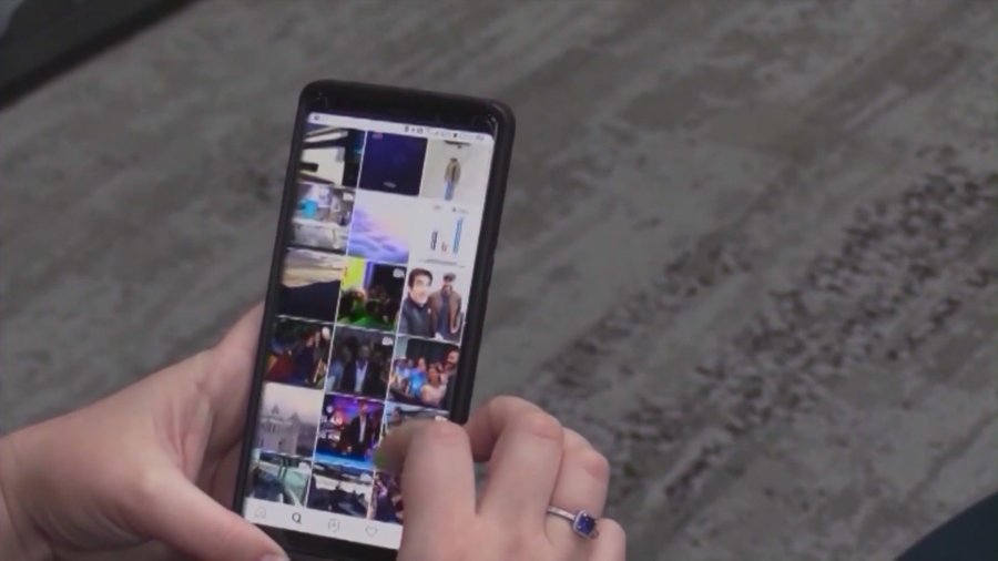 social media feed scrolling 857lI7