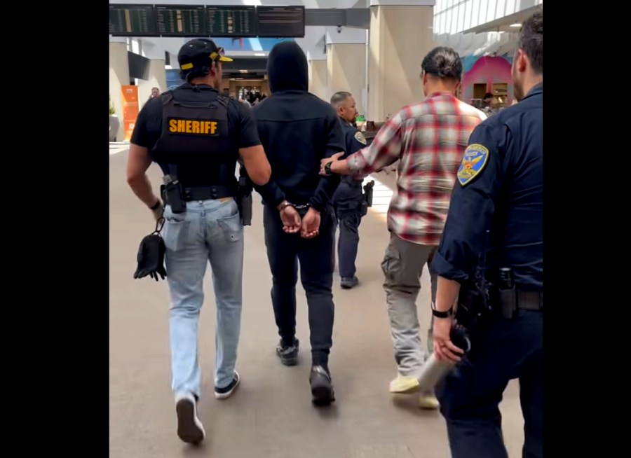 airport arrest 60ZOdu